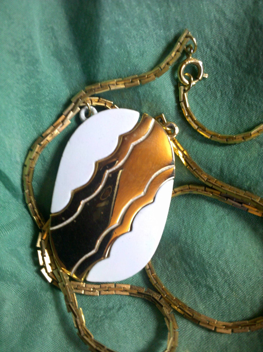 Vintage White & Gold Enamel Pendant Necklace – 18" Gold Tone Chain, 1980s