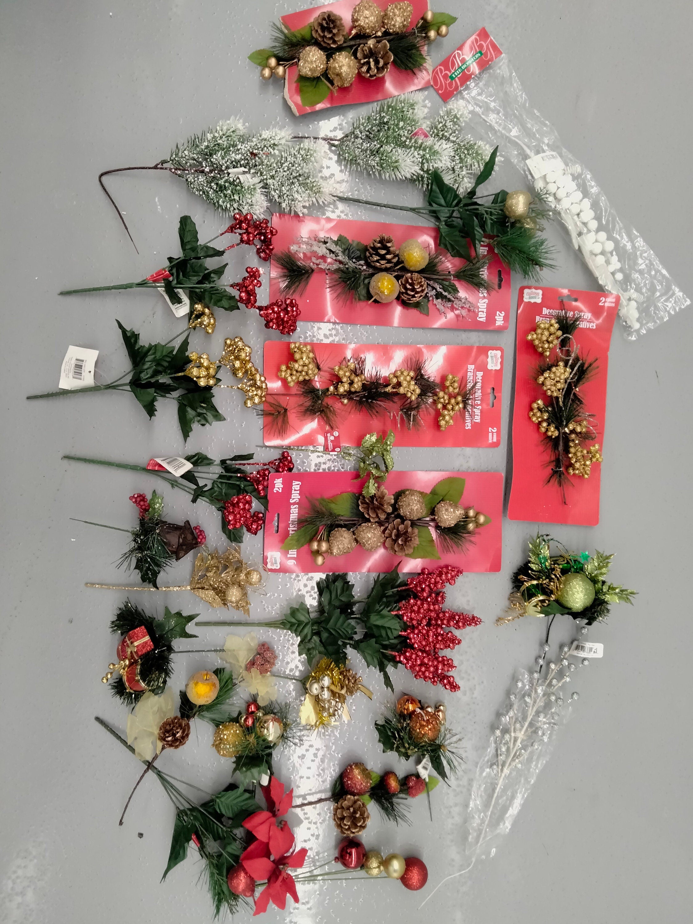 Christmas Decorating Supplies – 30-Piece Assortment of Vintage Berries, Pinecones & Sprays