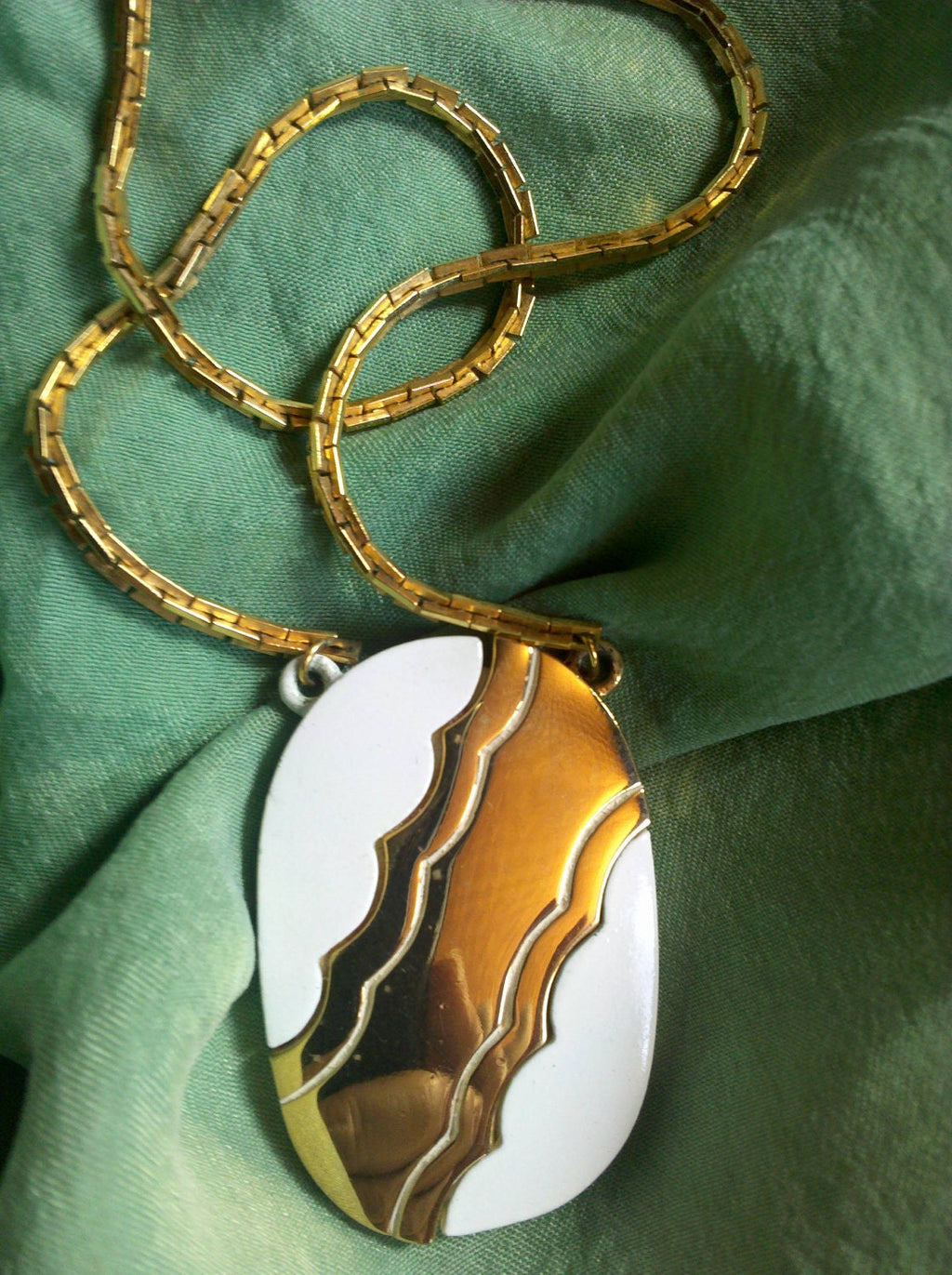 Vintage White & Gold Enamel Pendant Necklace – 18" Gold Tone Chain, 1980s