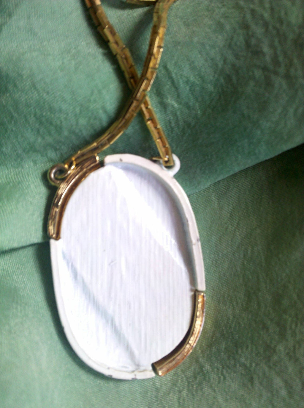 Vintage White & Gold Enamel Pendant Necklace – 18" Gold Tone Chain, 1980s