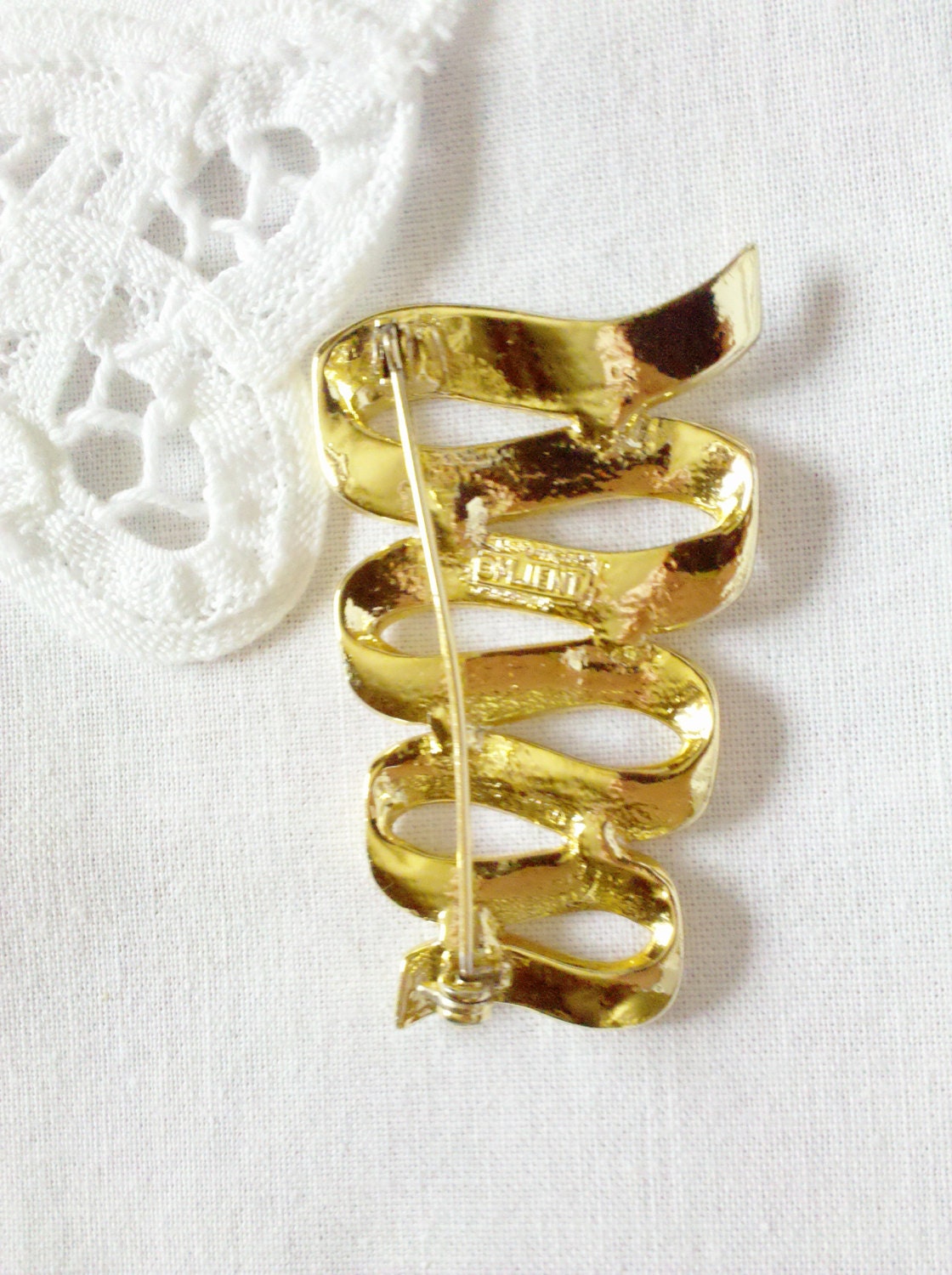 Vintage 1980s M Jent Large Ribbon Brooch – High Polished Gold Tone