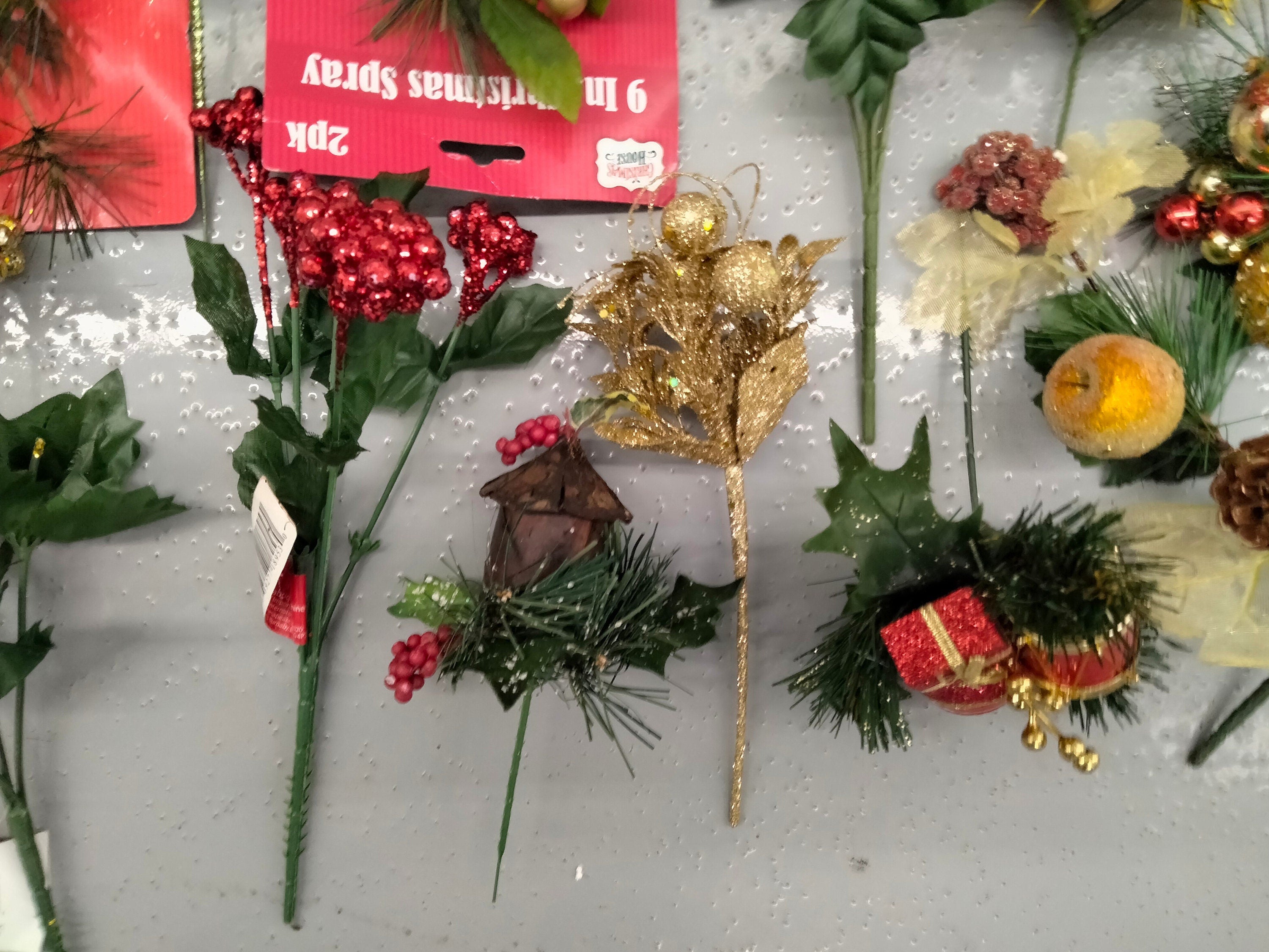 Christmas Decorating Supplies – 30-Piece Assortment of Vintage Berries, Pinecones & Sprays