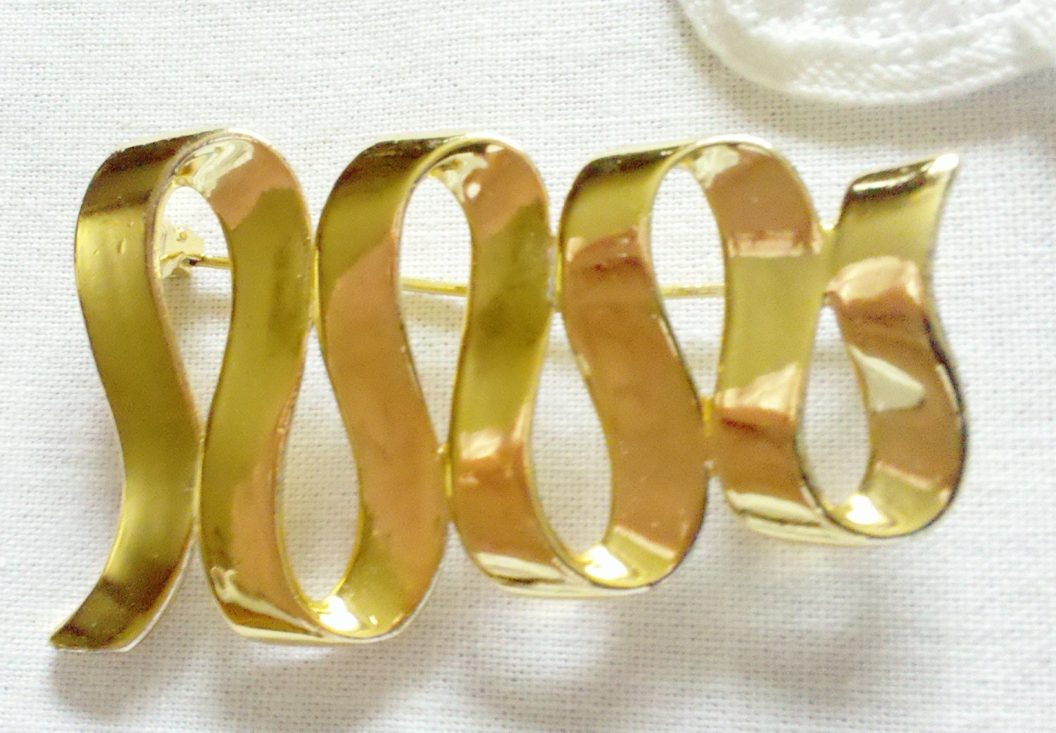 Vintage 1980s M Jent Large Ribbon Brooch – High Polished Gold Tone
