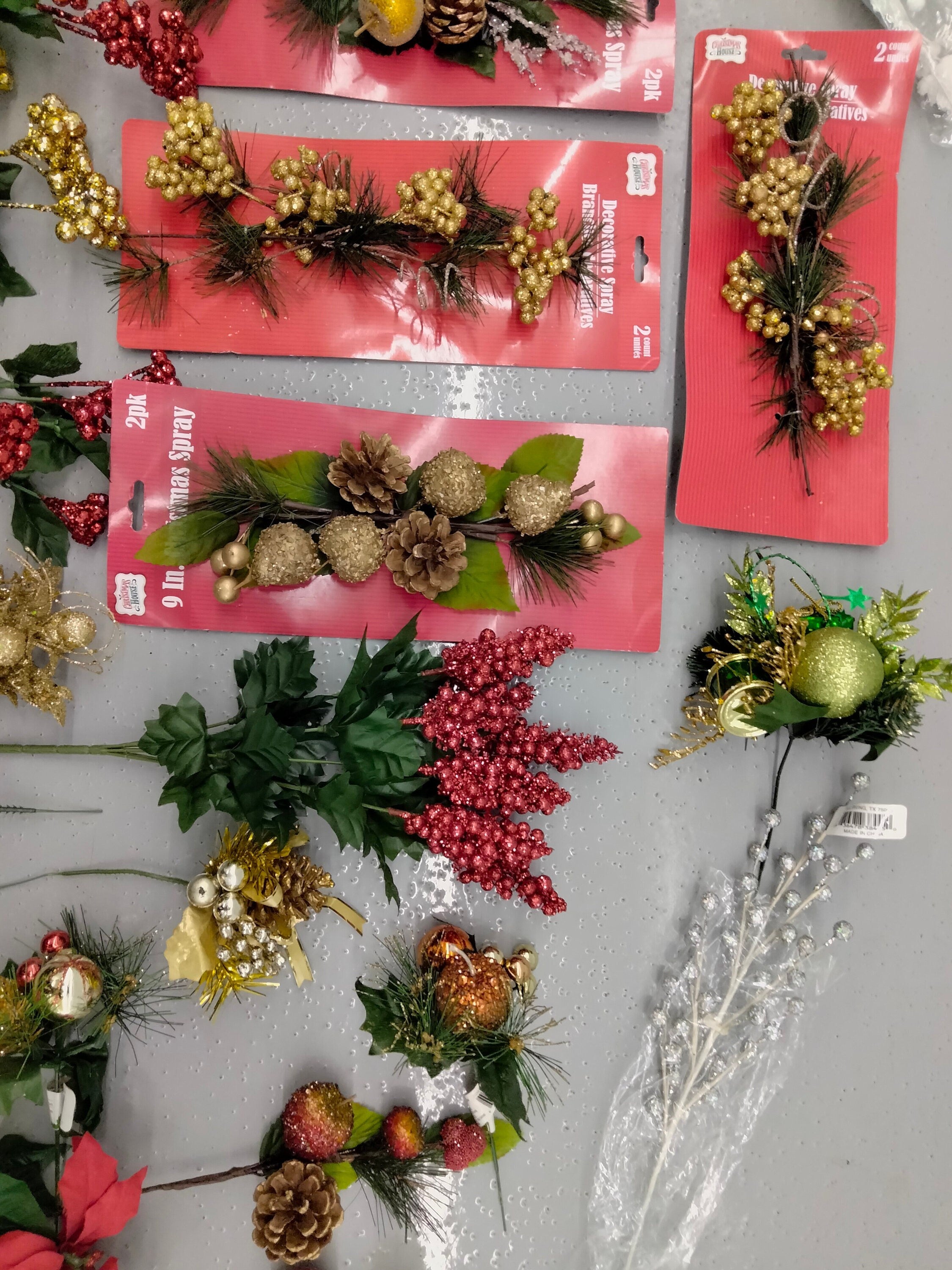 Christmas Decorating Supplies – 30-Piece Assortment of Vintage Berries, Pinecones & Sprays